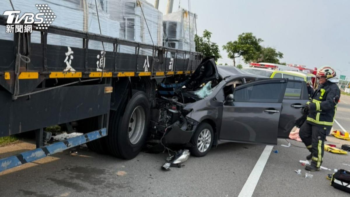 台中轎車猛撞貨車釀2死 冷血駕駛「棄女友、友人落跑」逃1天落網