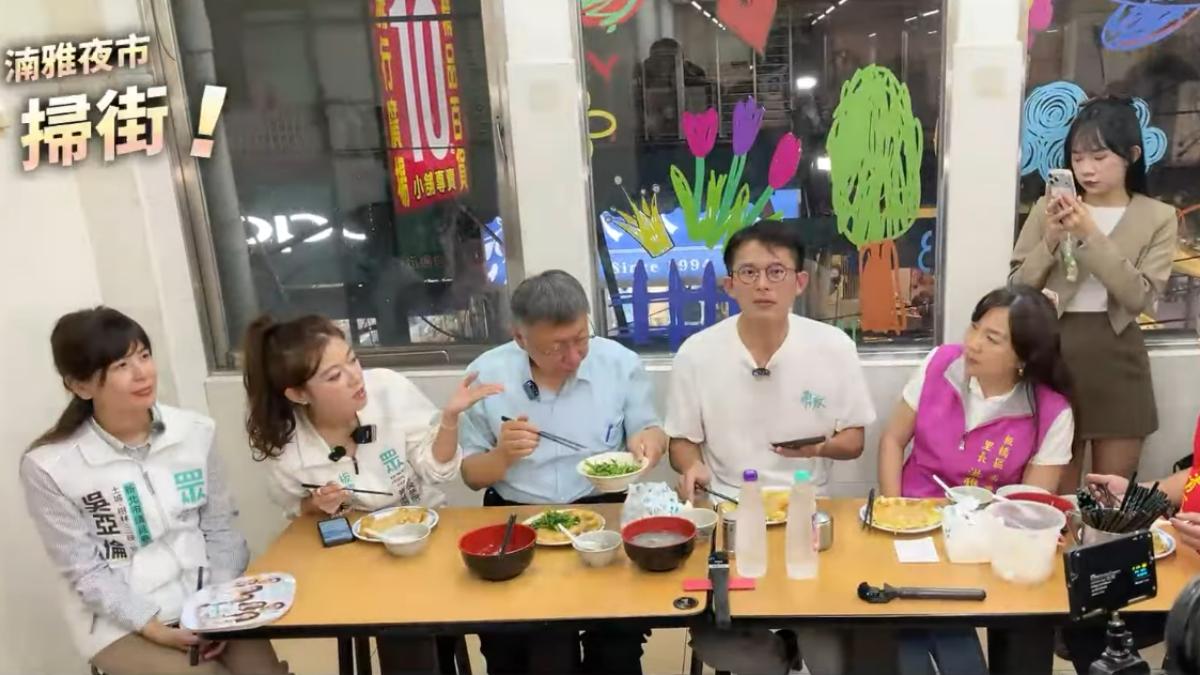 柯文哲夜市掃街端走整盤青菜，畫面引發討論。（圖／翻攝自黃國昌YT）