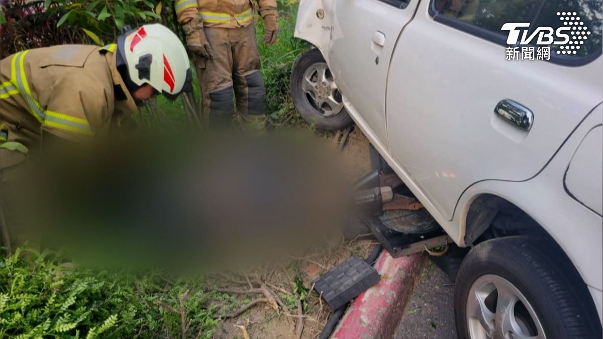 警消獲報到場後,發現有一名女子受困在車底,而肇事自小客車撞到人後仍繼續前進,疑似暴衝失控,才釀成這起嚴重車禍。(圖/TVBS)