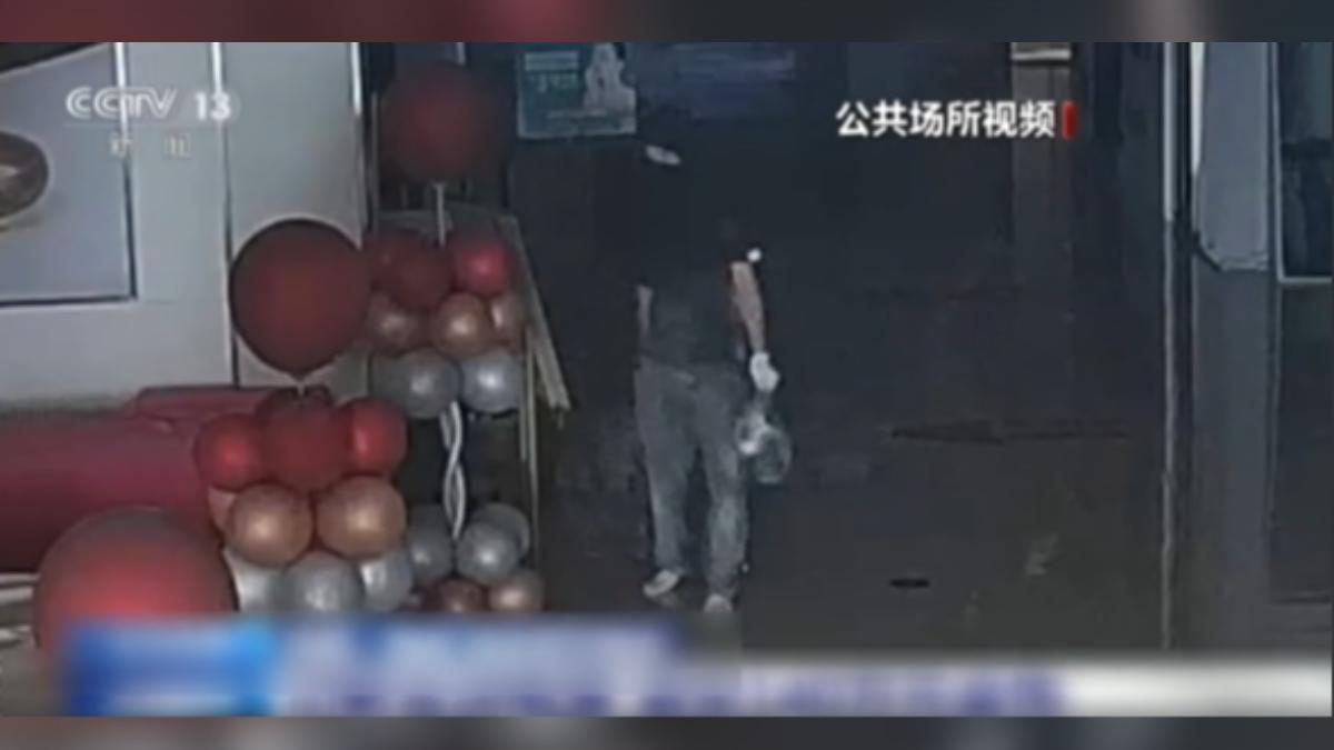 大陸四川一名男子躲在商場通風管長達9個小時,最後偷走市價658萬的金飾。(圖/大陸央視)