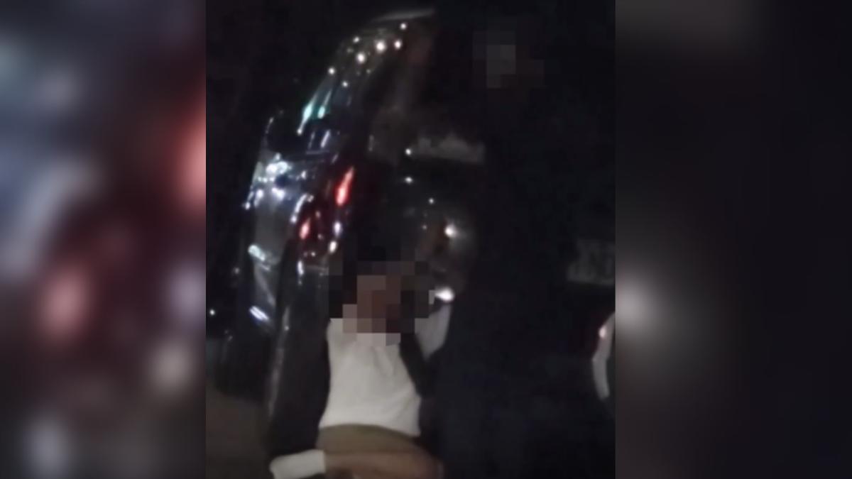 夫妻在車上吵架,妻子氣憤下車,丈夫當街把人強拉回車上。(圖/TVBS)