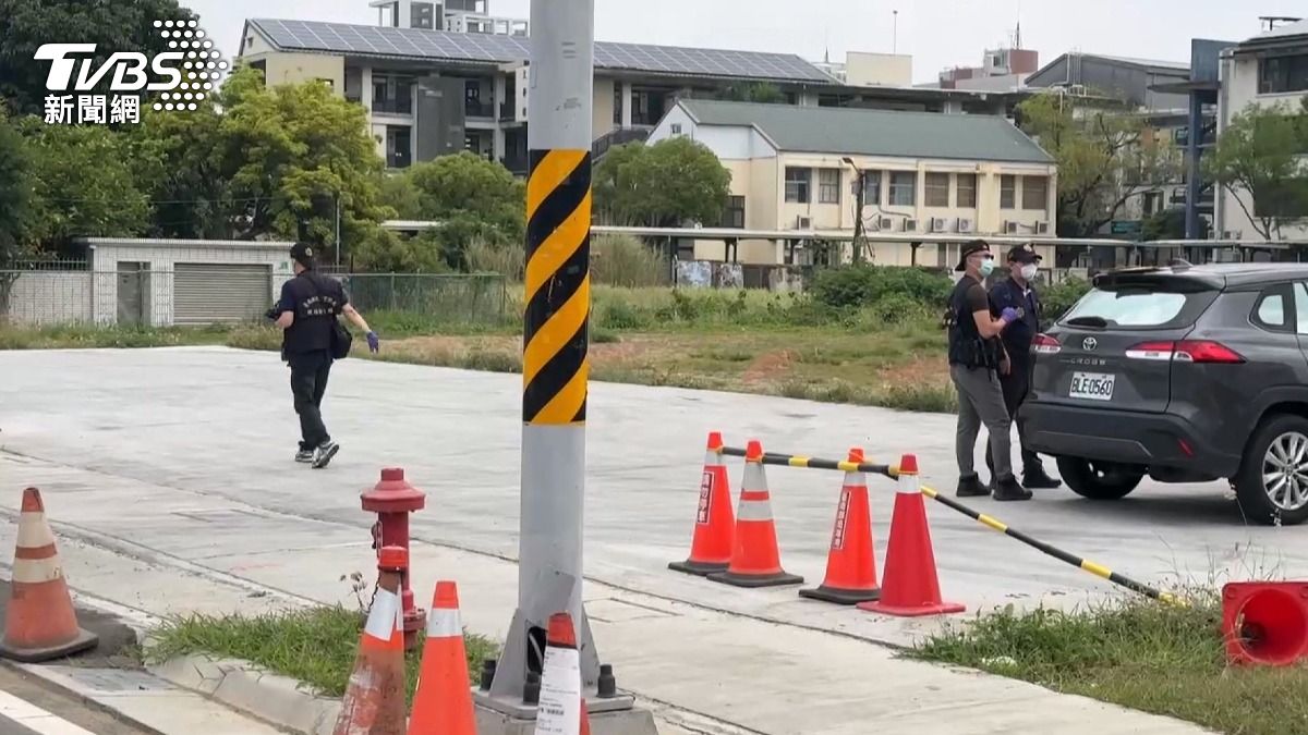 事發地點雖位於車水馬龍的忠孝路上，但附近仍有部分老舊巷弄及偏僻草叢，若女學生不慎被拖行至無人角落，後果恐不堪設想。（圖／TVBS）