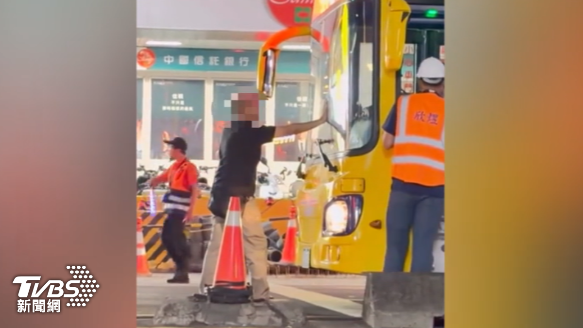 招手公車沒停站路中間擋車。(圖/threads@chang_chian_wei)