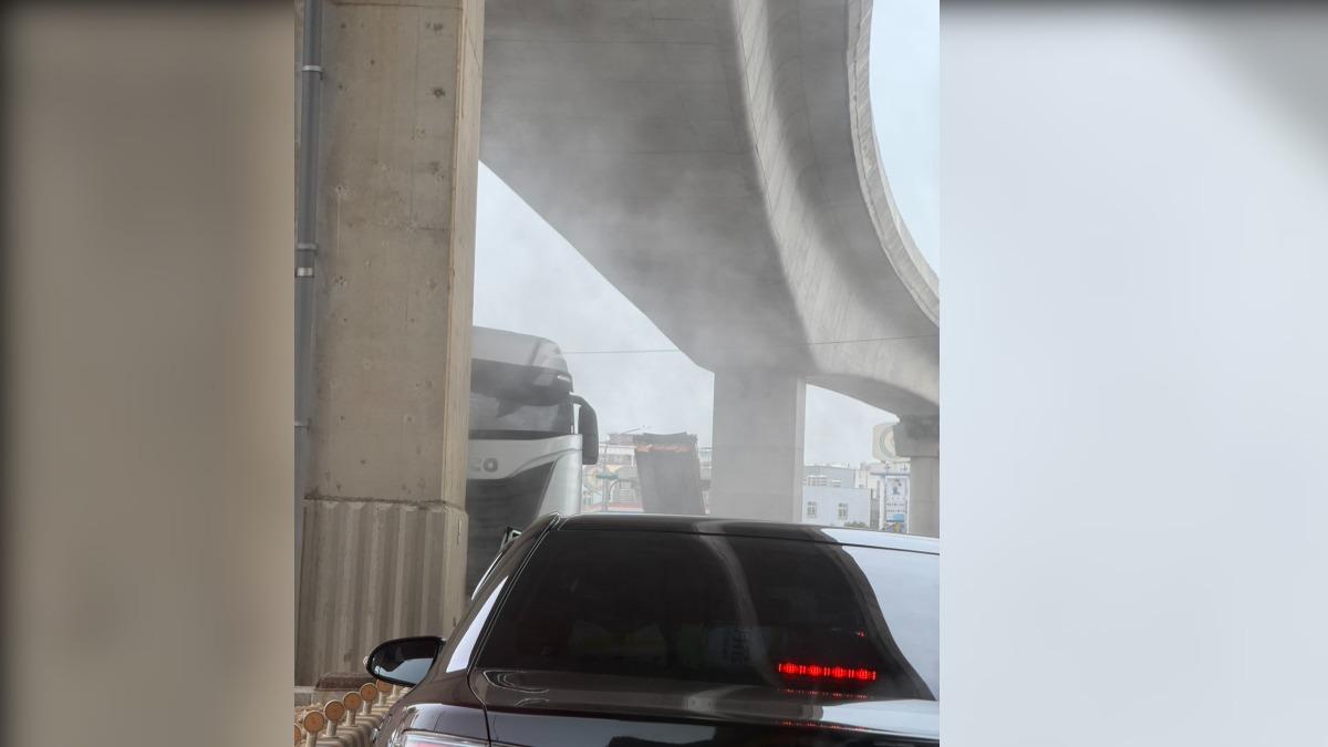 砂石車駕駛撞捷運工程石墩還波及對向車輛。(圖/民眾提供)