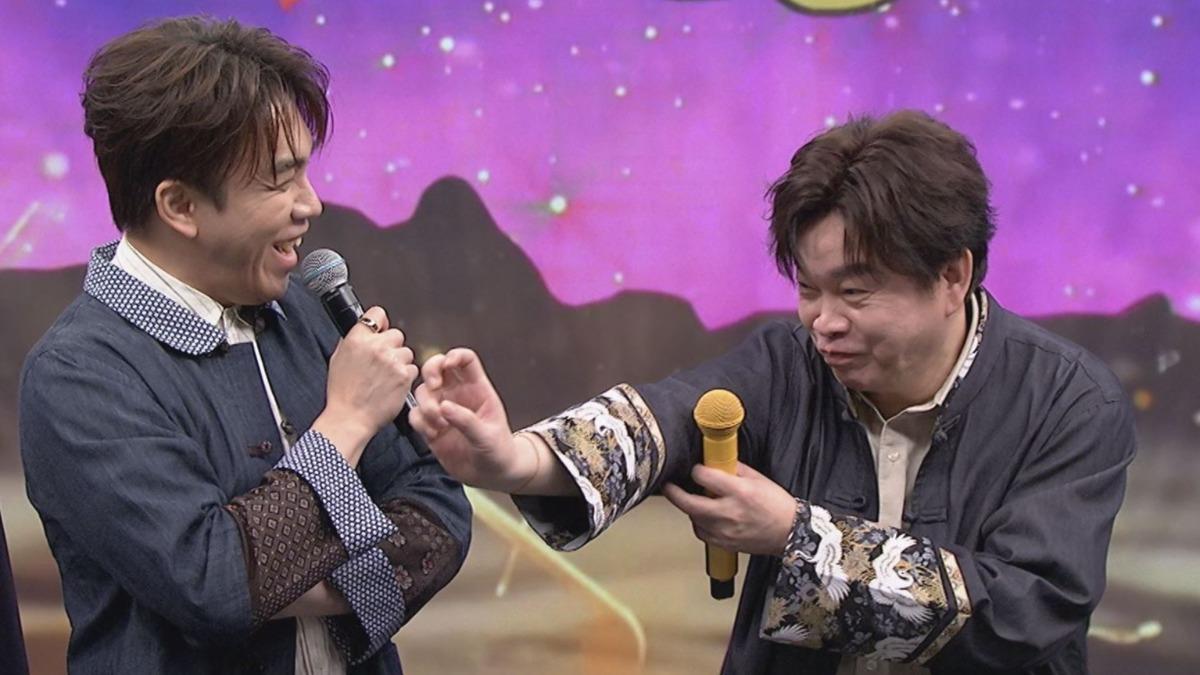 康康(右)穿唐裝模仿成龍 。(圖/中視提供)