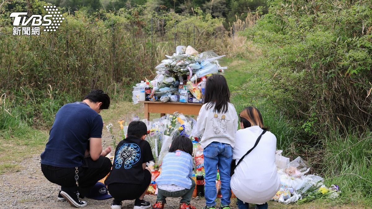 民眾赴事發地點哀悼。(圖/達志影像美聯社)