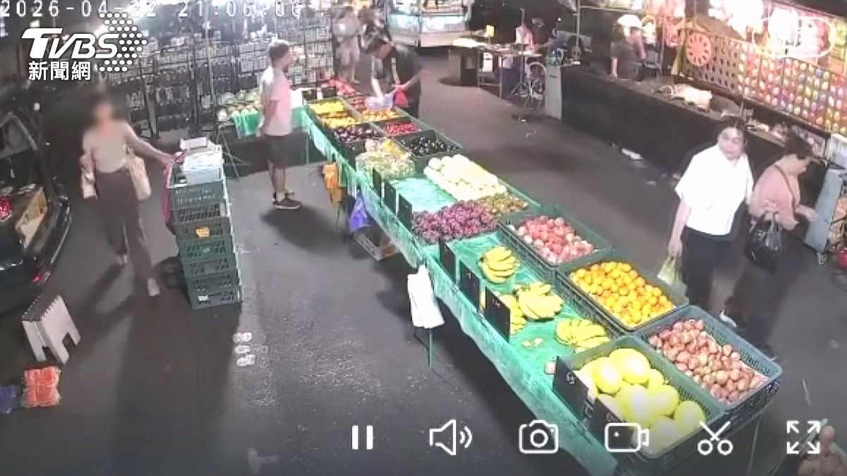 女子悄悄靠近攤位後方,瞬間將放在架子上的錢箱拿走後迅速離開。(圖/民眾提供)