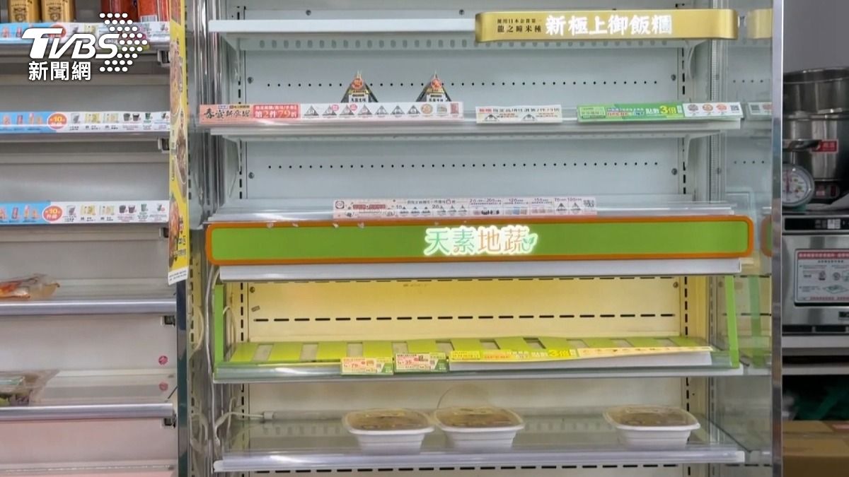 有超商加盟主表示,三明治、三角飯糰、便當這些品項都沒有貨可賣。(圖/TVBS)