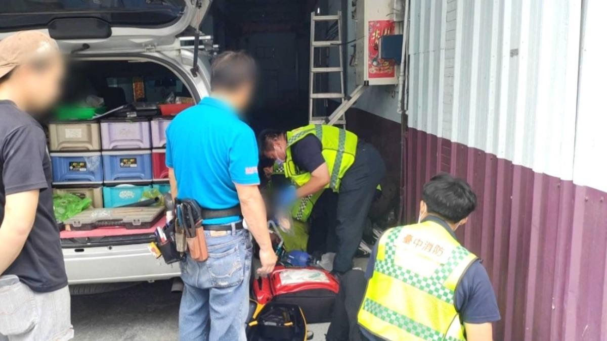 快訊/台中水電工修電箱誤觸220V 一度失去生命跡象