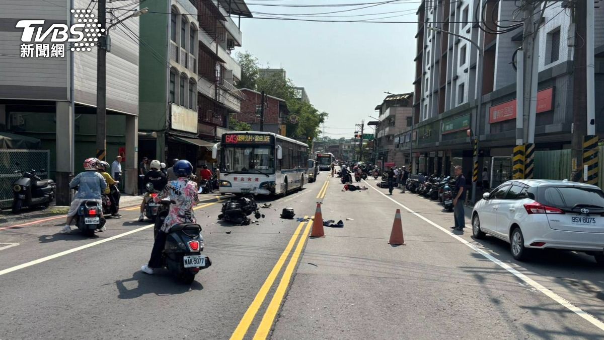 有片/新店死亡車禍!3機車連環撞還波及對向公車 78歲翁噴飛亡