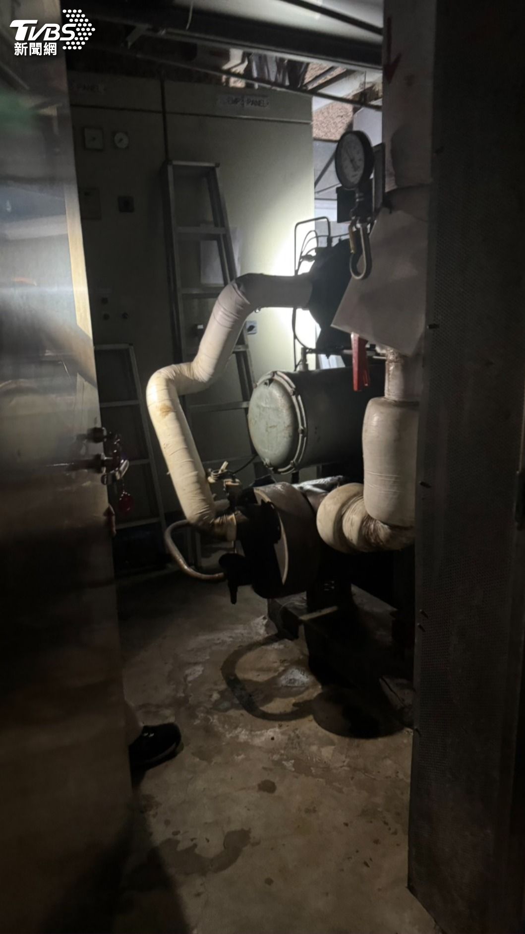 立法院研究大樓三樓因空調管路爆掉導致跳電。(圖/陳怡潔攝)