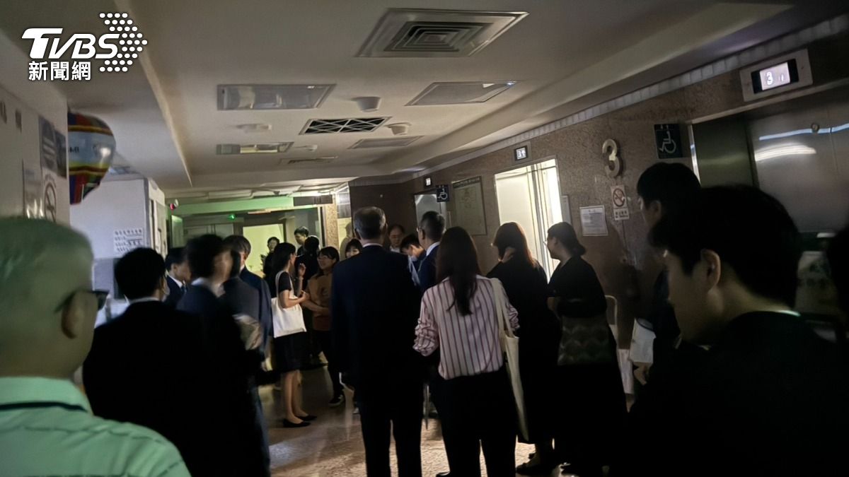 摸黑上班!立法院研究大樓這層跳電原因曝 助理、官員全傻眼