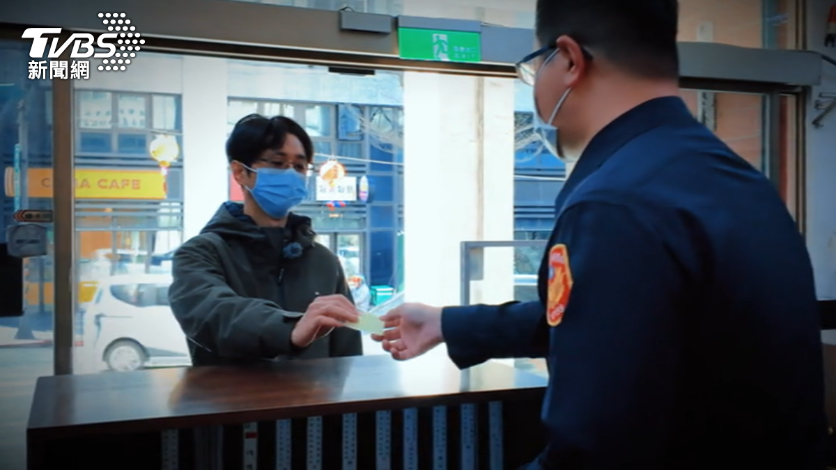 限制住居者至派出所簽到。（圖／TVBS）