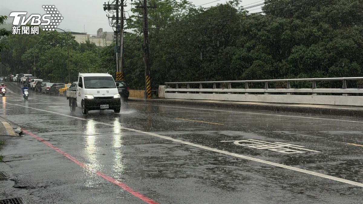 雨來了!大片紅黃色雲雨帶移入北北基 瑞芳、暖暖大暴雨
