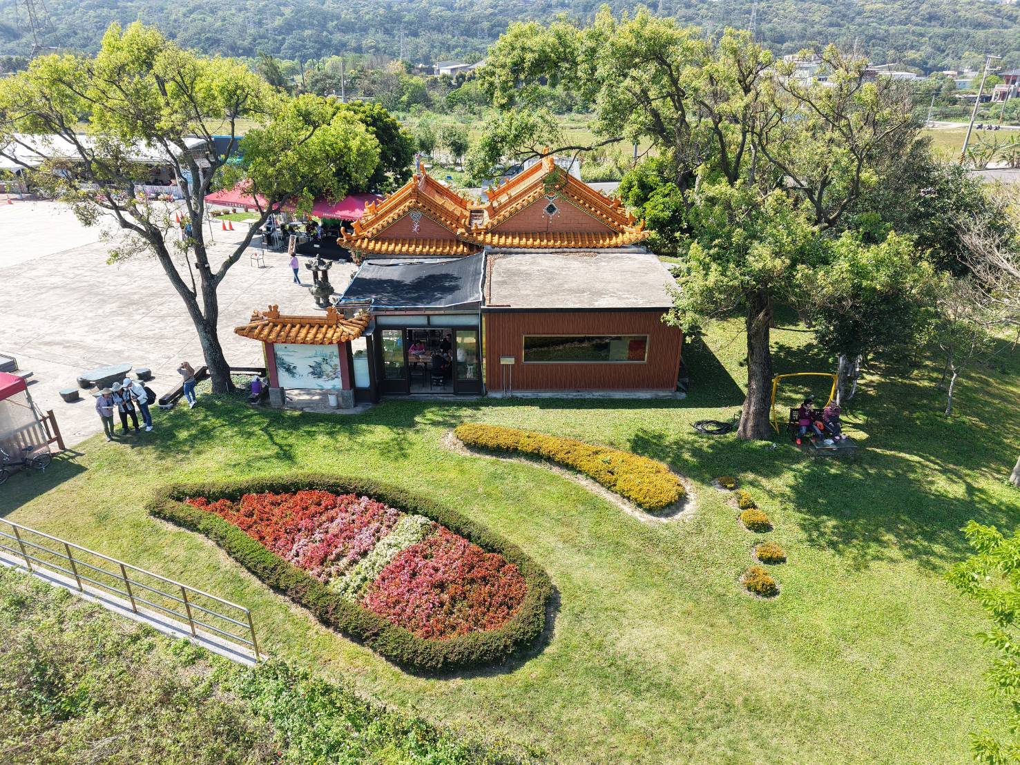 七張福德宮台灣腳印花圃景觀(中庄休閒農業區提供)