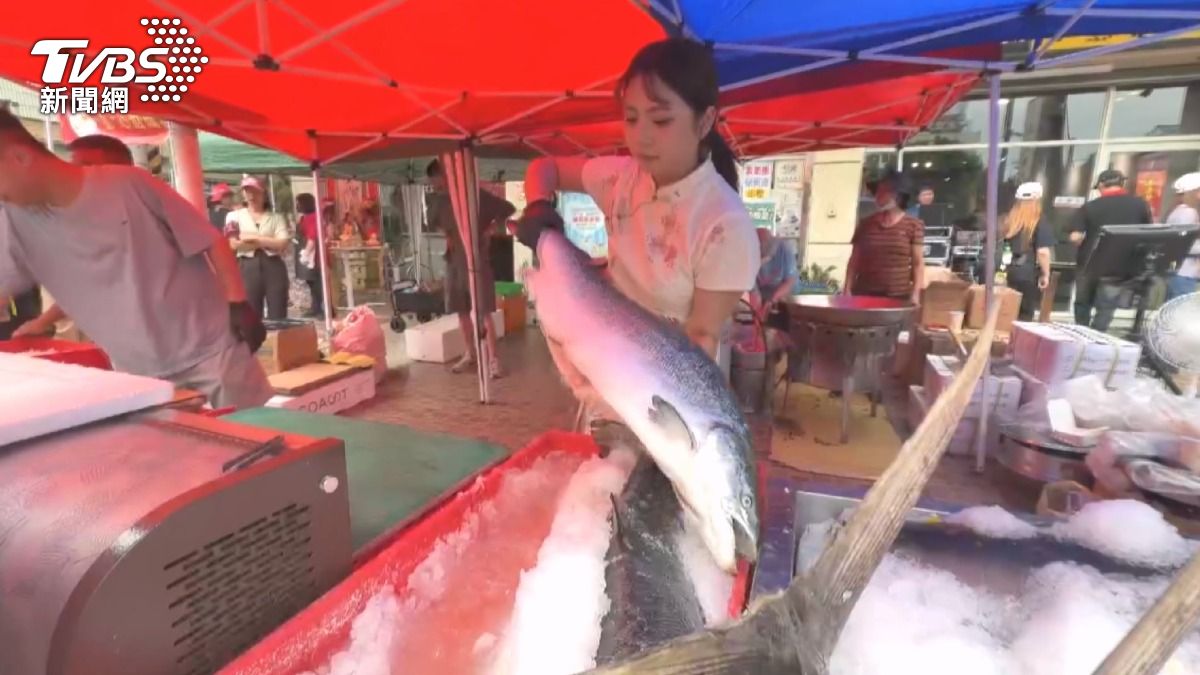 大甲媽回鑾彰化點心站超狂!「生魚片吃到飽」4條大魚現切犒賞香客。(圖/TVBS)