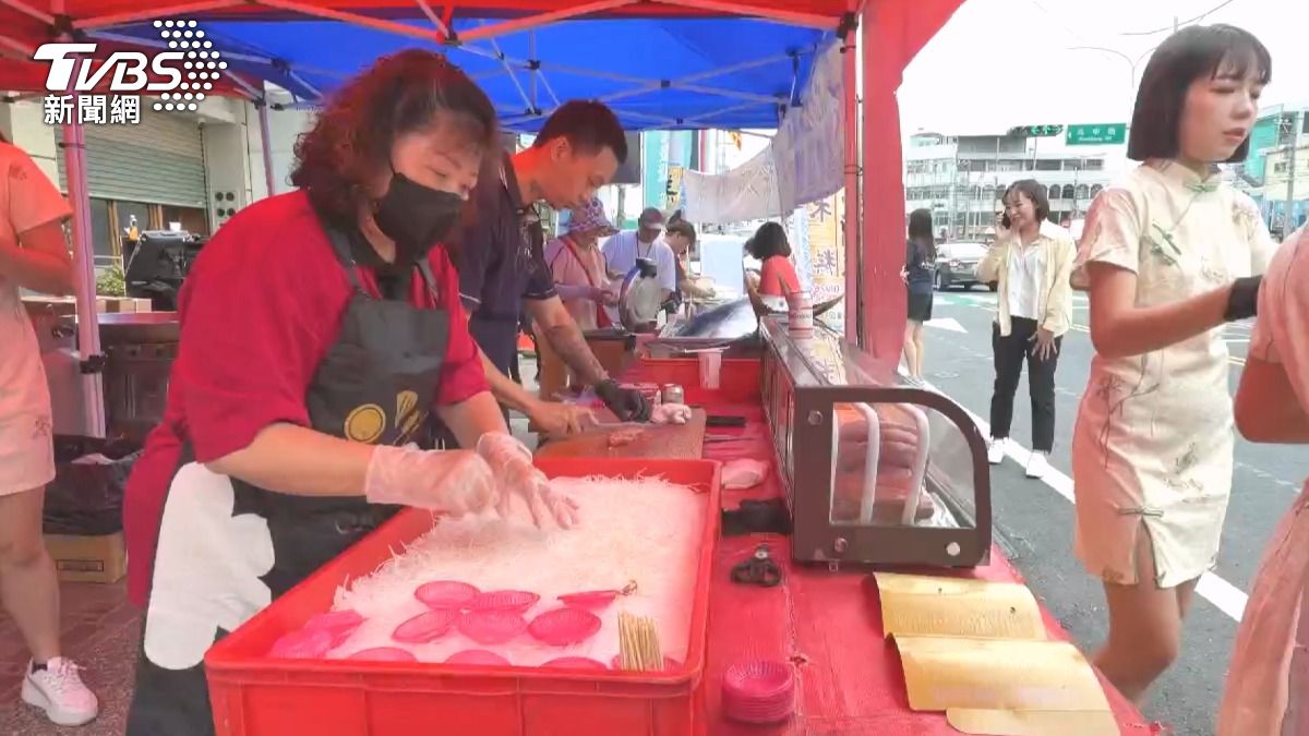 設置點心站的民眾準備了2隻鮭魚、2隻鮪魚擺在現場,不斷加冰塊冷藏保存。(圖/TVBS)