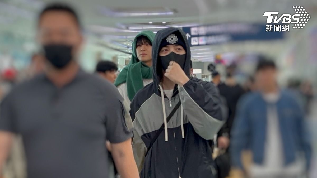 韓國人氣男團SEVENTEEN的小分隊CxM23日下午搭機抵達高雄小港機場，現場歌迷尖叫聲不斷。（圖／TVBS）