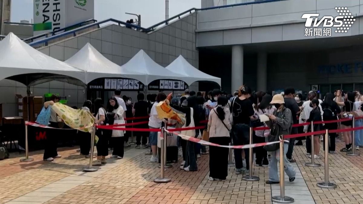 雖然演唱會活動日尚未到來，但23日周邊商品已先開賣，現場大排長龍。（圖／TVBS）
