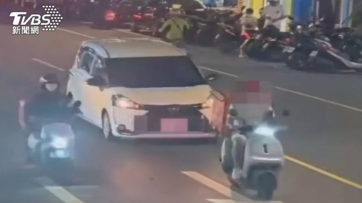 禮讓行人減速停等，外送員險遭撞，還被警壓制管束。（圖／TVBS ）