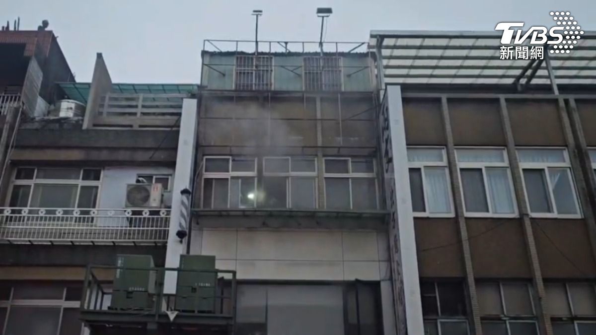 濃煙竄到樓上，一度有人員受困。(圖／TVBS)