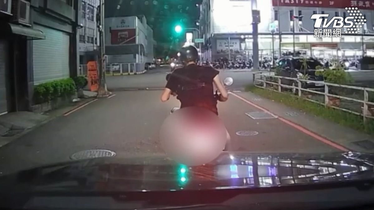 高雄一名男子去年在家中持刀劃傷妻子，警方獲報後護送妻子前往派出所，男子居然以急煞阻擋警車。（圖／TVBS）