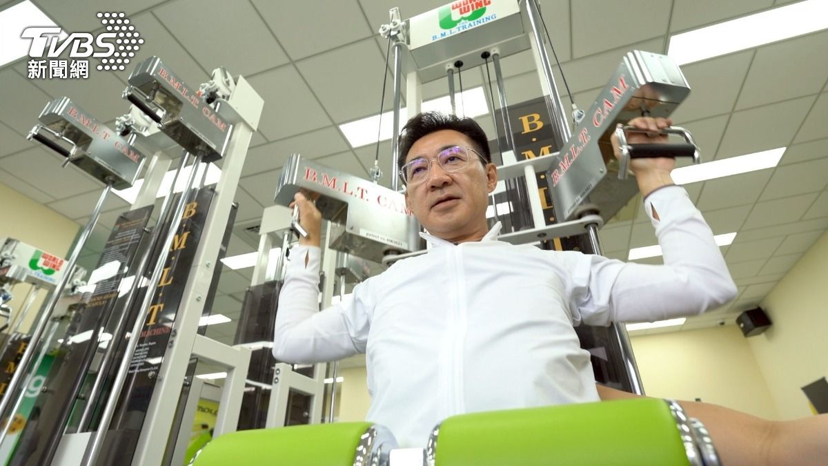 江啟臣做深蹲機。曾是海龍蛙兵的他,做十下就爆汗,他感嘆蛙兵是30年前的事,現在已經50歲了。而全球的健身器材,有40%是台中做的。(圖/柯勝雄攝)