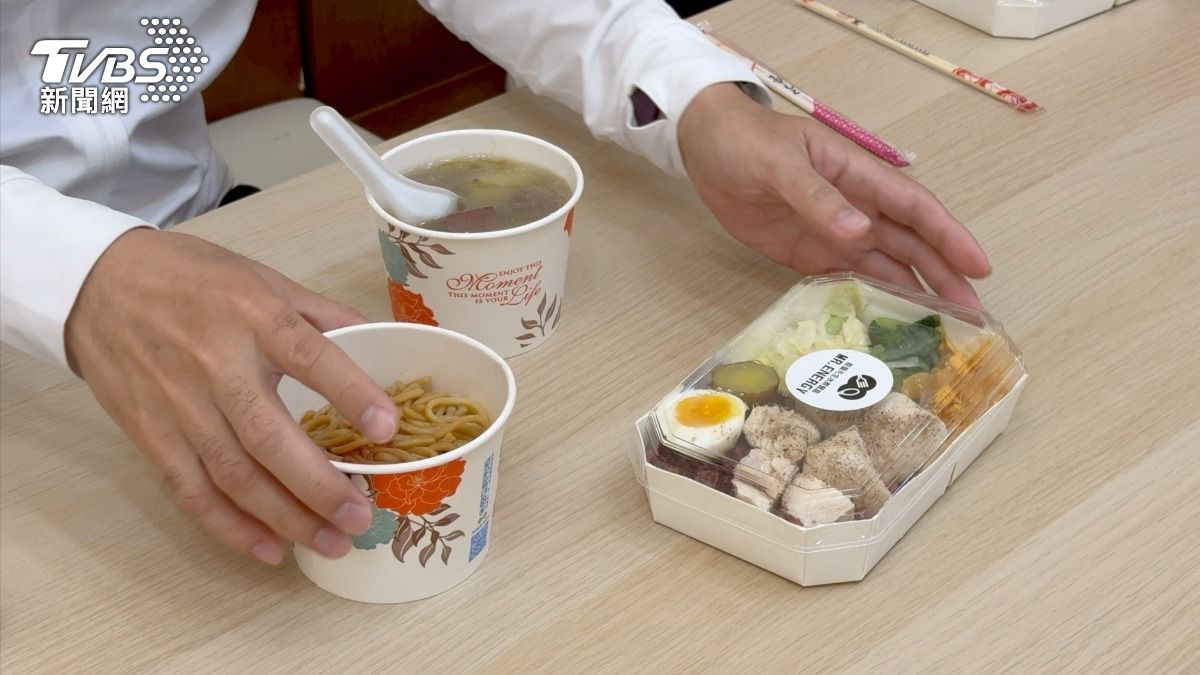健康餐和台中人的早午餐標配—「炒麵+豬血湯」,江啟臣在掙扎過候選了炒麵。吃下第一口炒麵時驚呼:「我已經吃了一個多月的健康餐,感覺好像關出來」。(圖/柯勝雄)