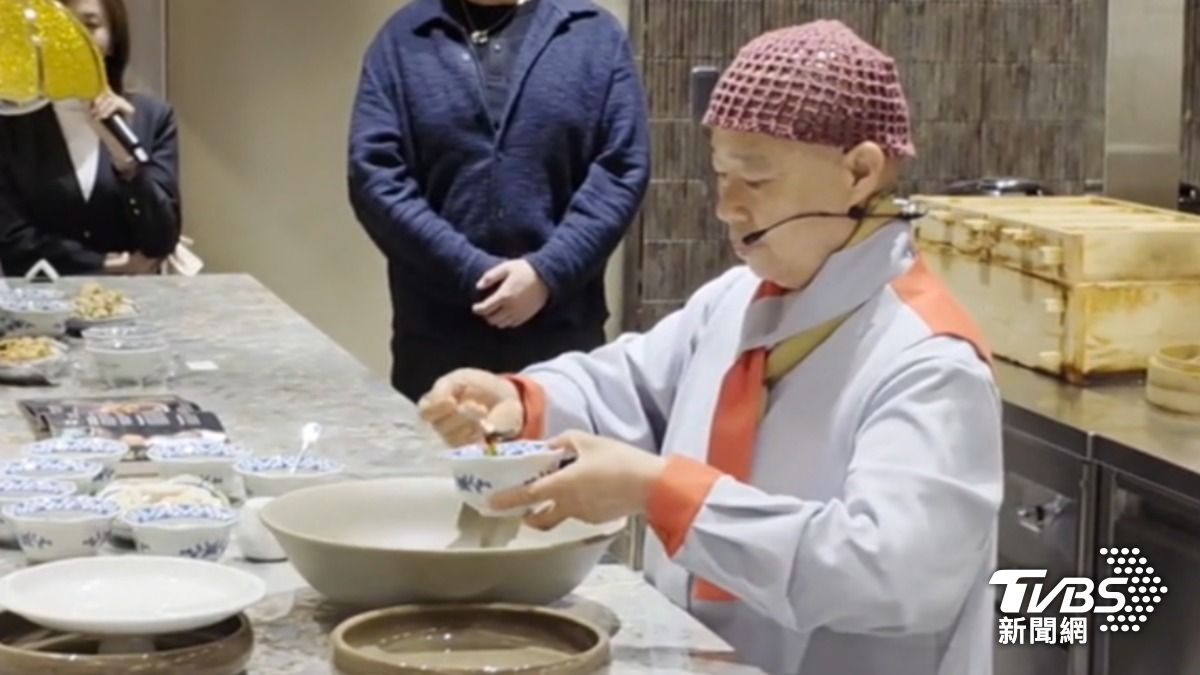 韓國正寬法師也跟漢來美食新品牌「樂蔬」合作,推出經典蔬食。(圖/TVBS)