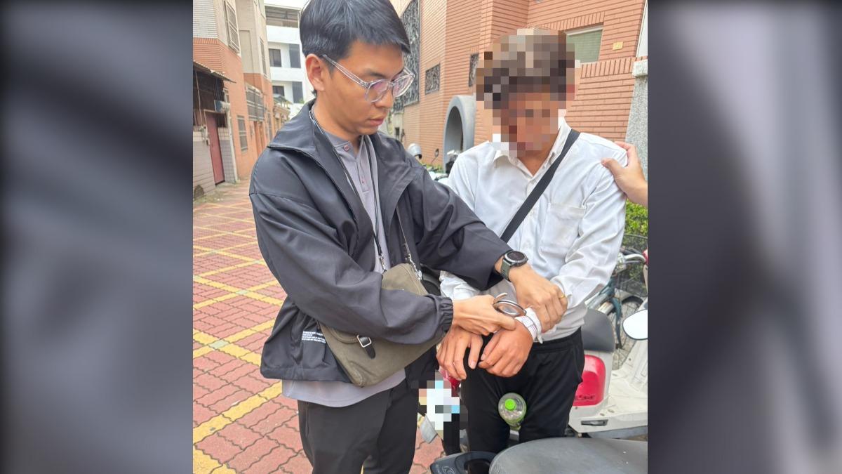 警方於今日17時55分逮捕犯案男子。（圖／TVBS）