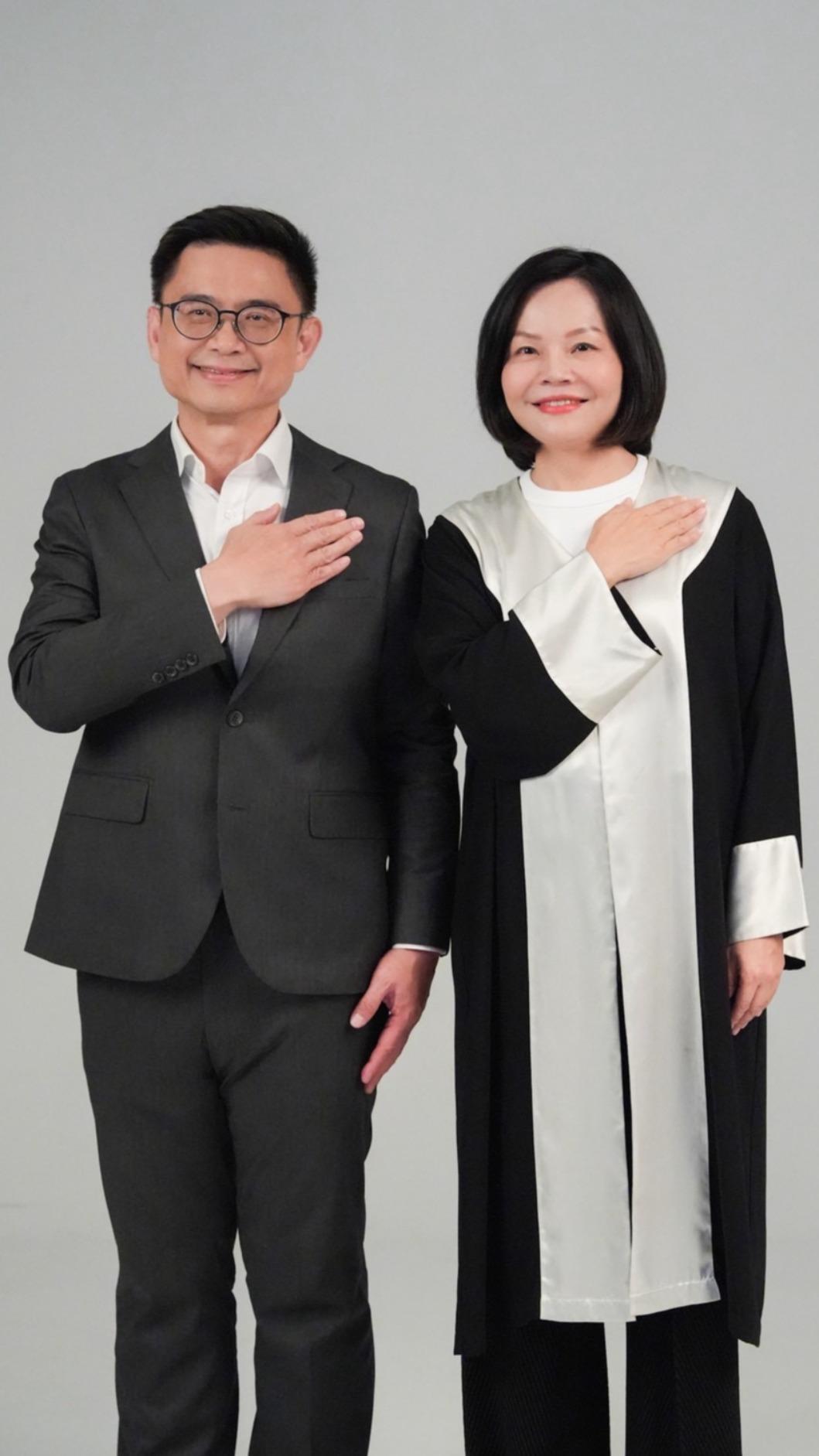 ,民進黨高雄市長參選人、立委賴瑞隆公布與黨籍市議員參選人進行形象定裝照。(圖/賴瑞隆辦公室提供)
