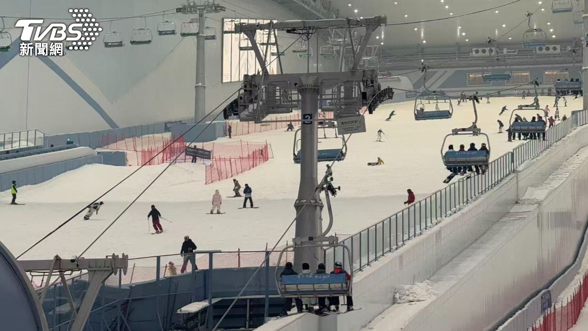 亞洲首場室內滑雪國際雪聯(FIS)積分賽在深圳正式開賽,這是亞洲首次在室內舉辦國際認證賽事。(圖/TVBS)