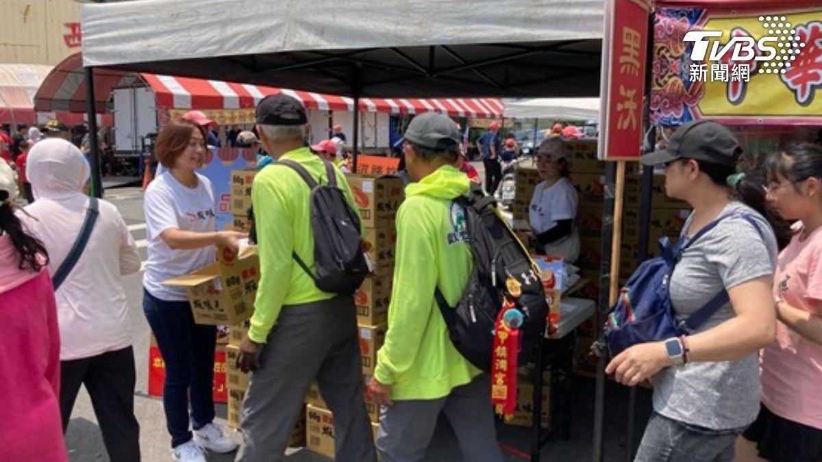 大甲媽遶境人潮破百萬創新高 國民零食西螺設點傳遞溫情