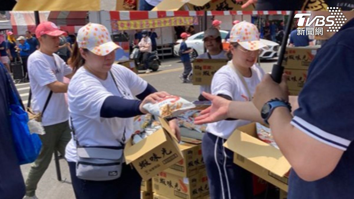 大甲媽遶境人潮破百萬創新高，經典國民零食也在西螺設點傳遞溫情。（圖／裕榮食品提供）