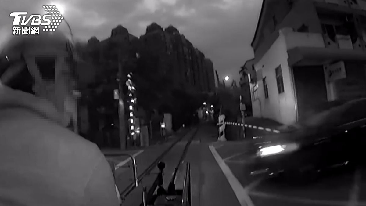 黑色轎車無視柵欄，硬闖平交道，撞上阿里山林鐵台車。（圖／TVBS）
