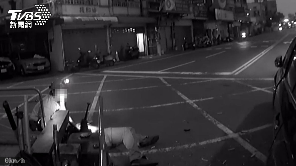 一名林鐵道班工人遭撞飛重摔，緊急送往醫院治療。（圖／TVBS）