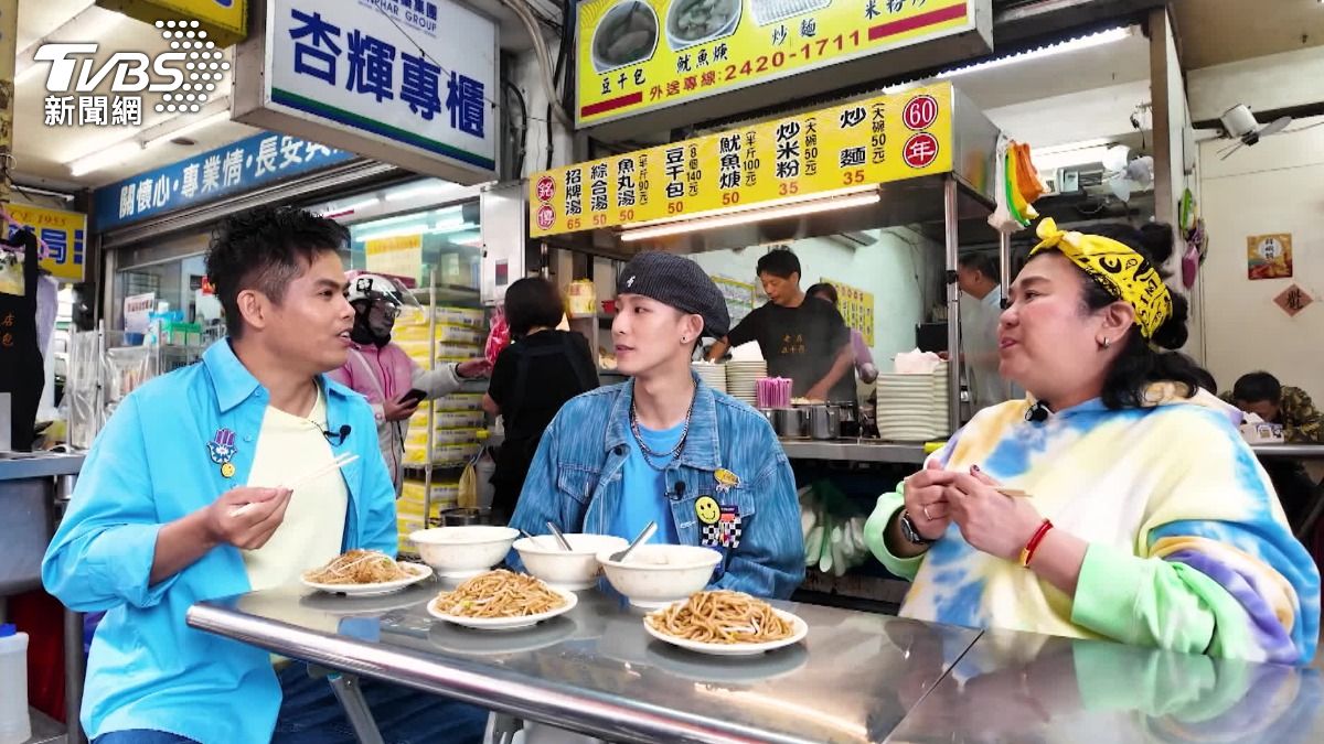 美食節目全面改版更新,由藝人林美秀、張再興、男團Ozone組成跨世代主持群。(圖/TVBS)