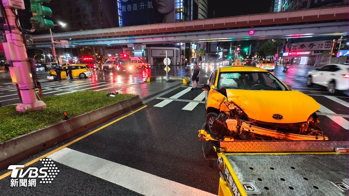 蘇姓運將（畫面左側車輛）疑似闖紅燈，高速撞擊橫向直行之王姓運將車輛（畫面右側）。（圖／陳冠宇攝）