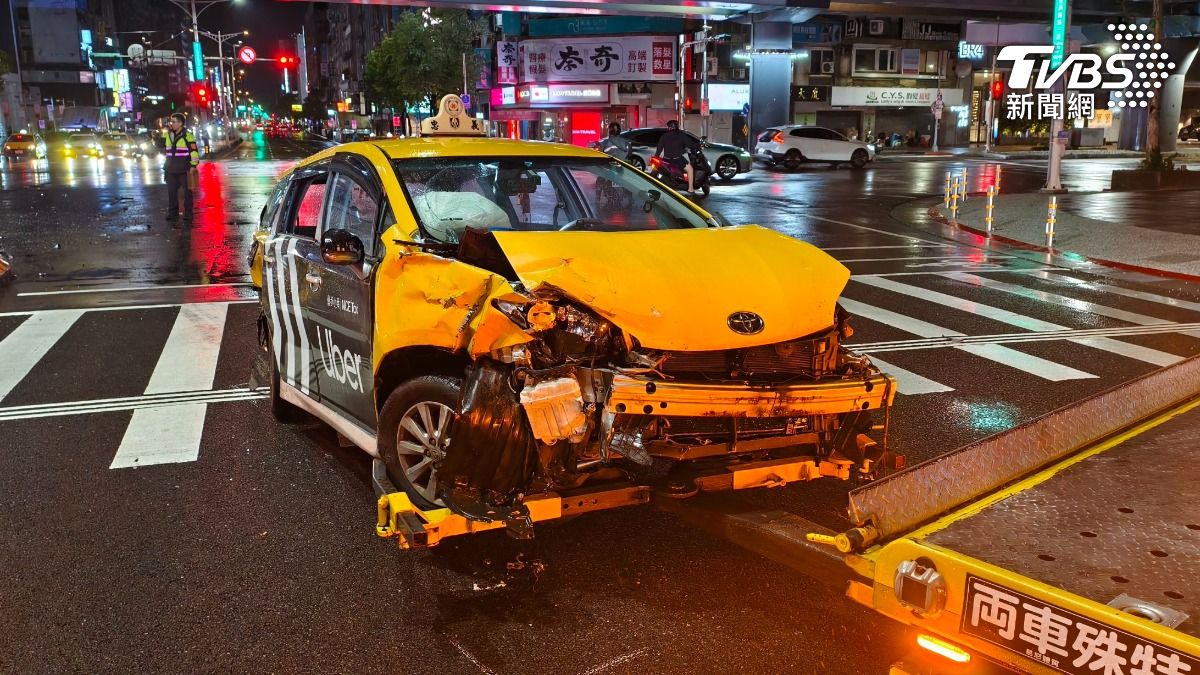 撞擊力道猛烈，王男駕駛的車輛嚴重變形。（圖／陳冠宇攝）