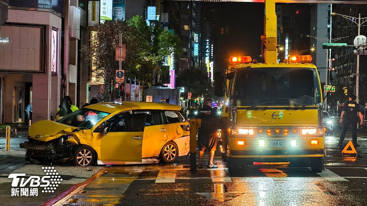 警方通知拖吊車排除現場。（圖／陳冠宇攝）