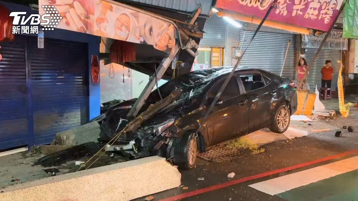台中轎車深夜暴衝!撞爆麻糬店門實心柱 車身全爛搜出K毒