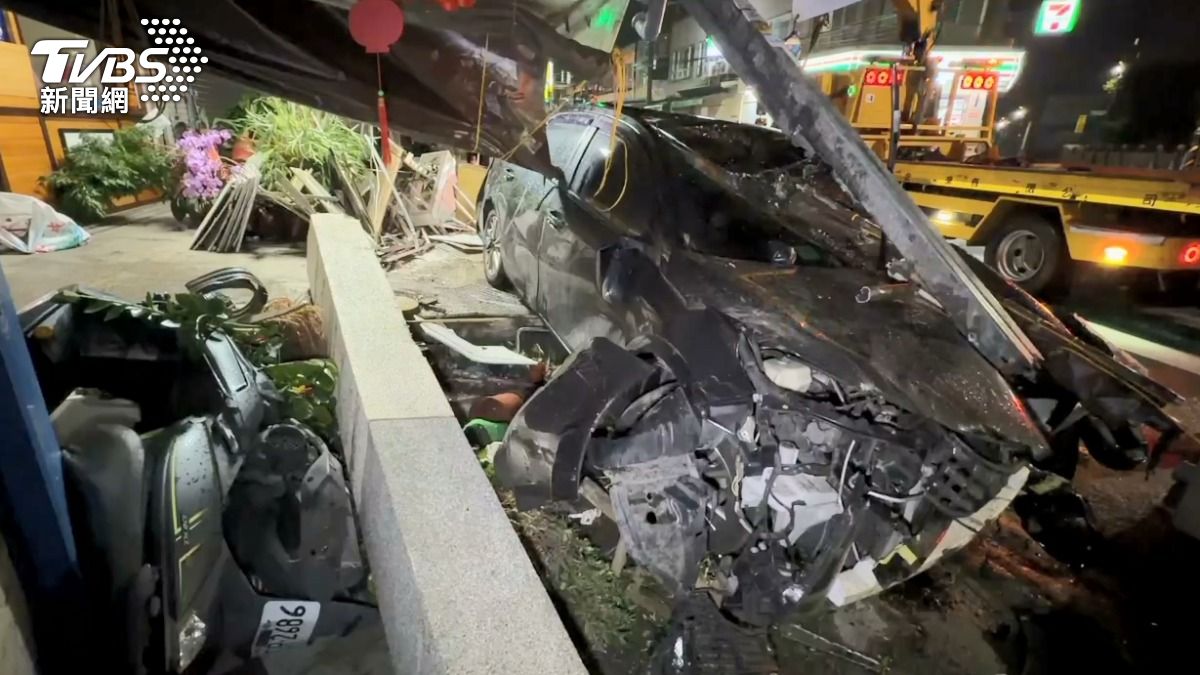 車頭毀損嚴重。(圖/TVBS)