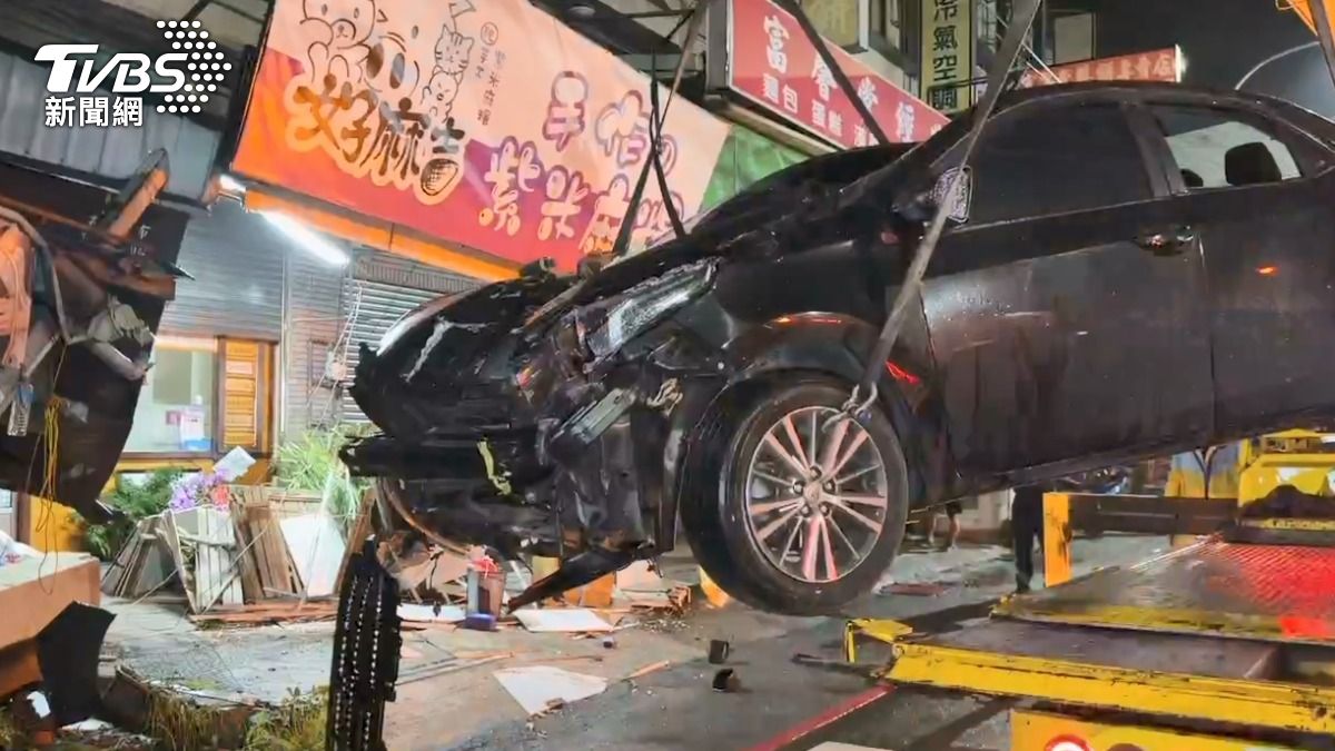 轎車被吊離。(圖/TVBS)
