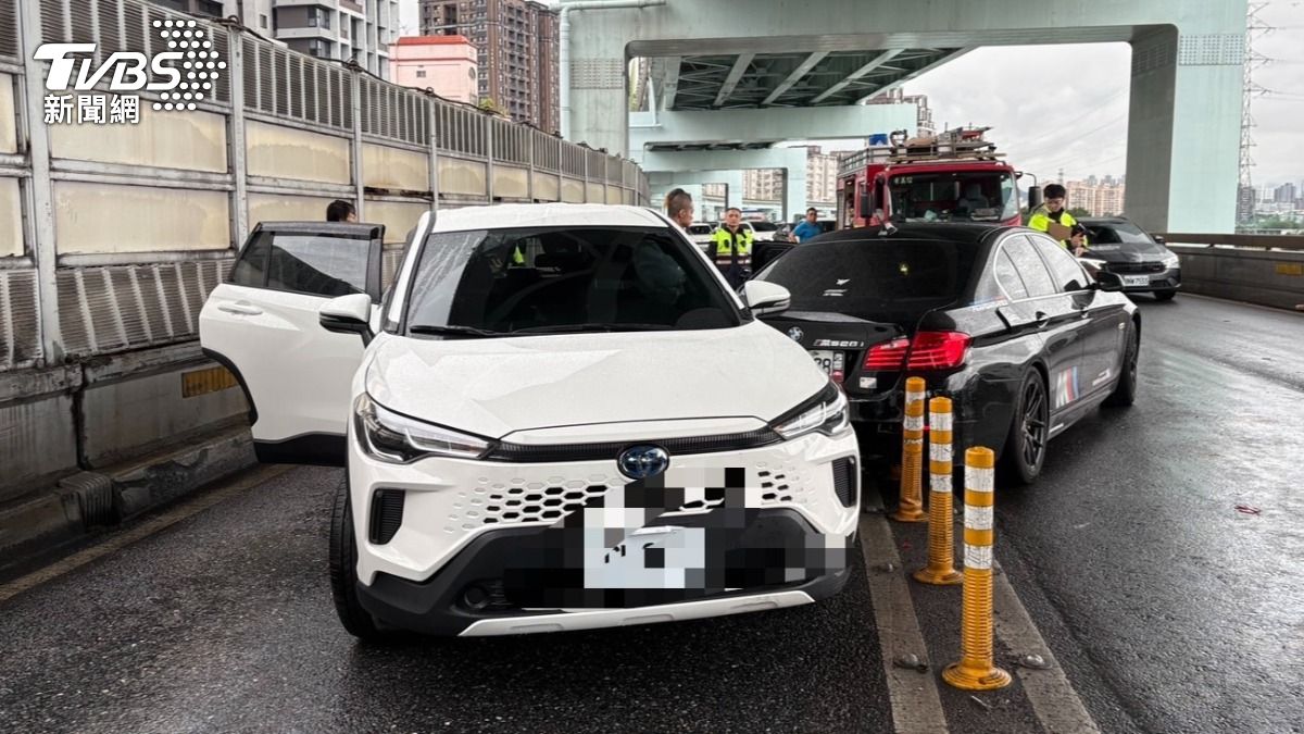 快訊／上班族哀號！水源快往基隆高架　2車相撞1童送醫