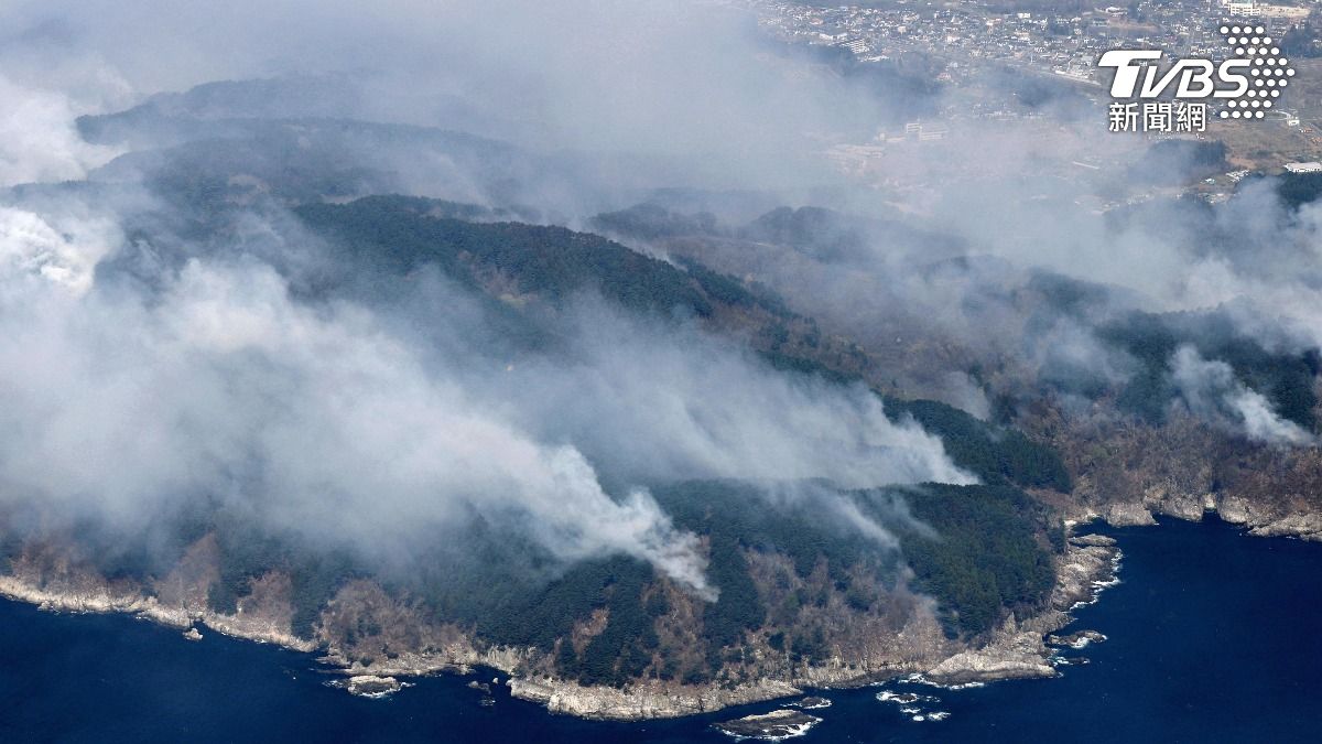 日本岩手縣大槌町山區野火延燒，濃煙竄升。（圖／達志影像路透社）