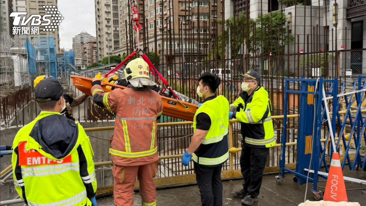 警消到場後將受傷的工人吊掛上路面。（圖／TVBS）