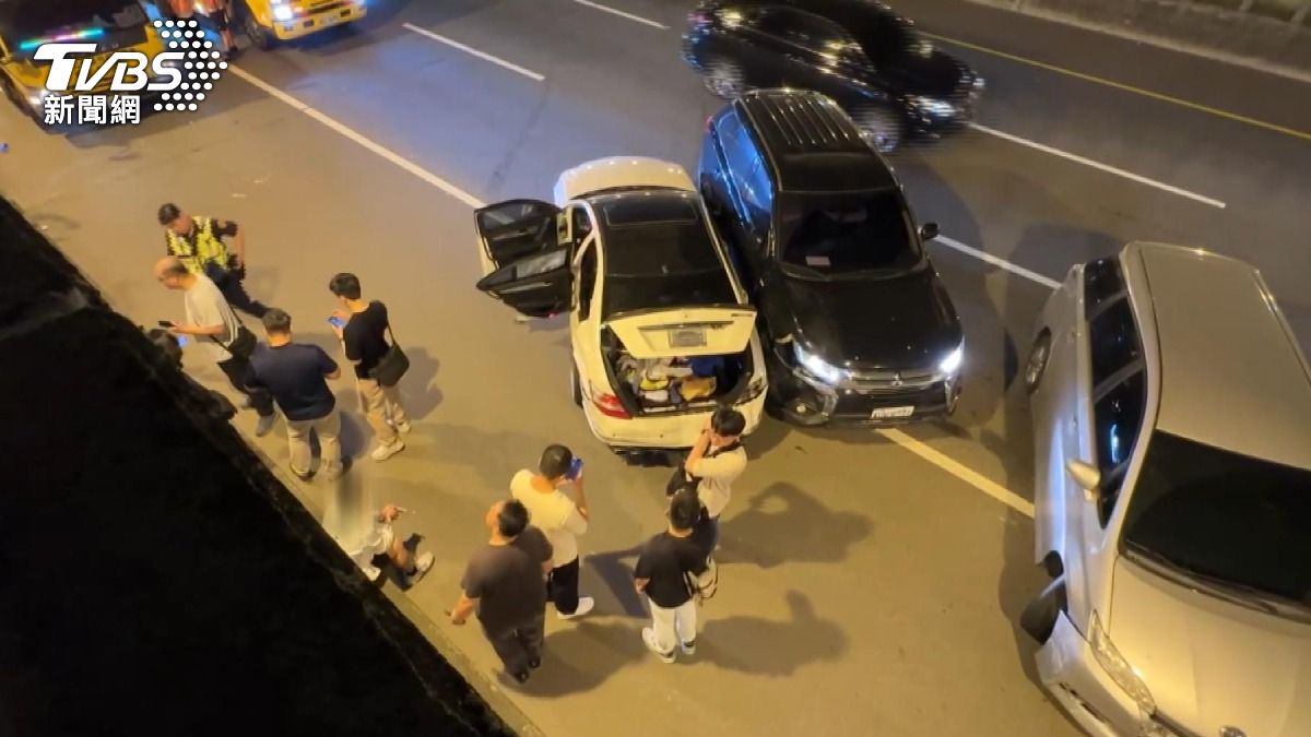 下班塞車變動作片！警追詐團嫌犯「開槍射輪胎」驚險畫面曝。(圖／TVBS)