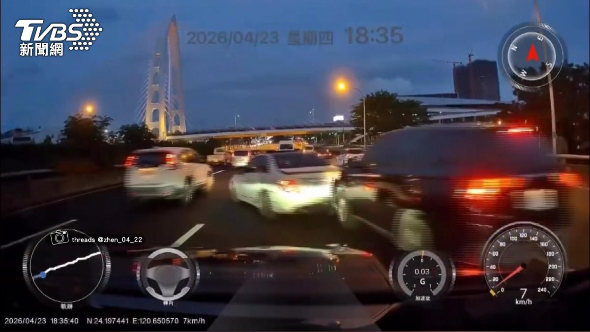 嫌犯駕車鑽入塞車車陣企圖逃逸，遭警方夾擊後仍猛踩油門衝撞。(圖／民眾提供)