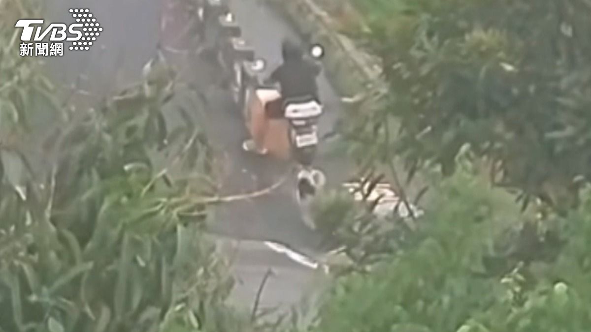 國中生騎車遭狗追咬！慌張閃避「連人帶車摔水溝併軌」腳踝受傷。(圖／民眾提供)