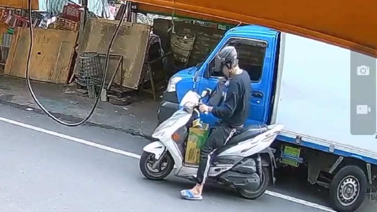 貨車司機送貨車窗未關,遭竊賊鎖定、偷走裝有三萬元貨款的包包。 (圖/民眾提供)